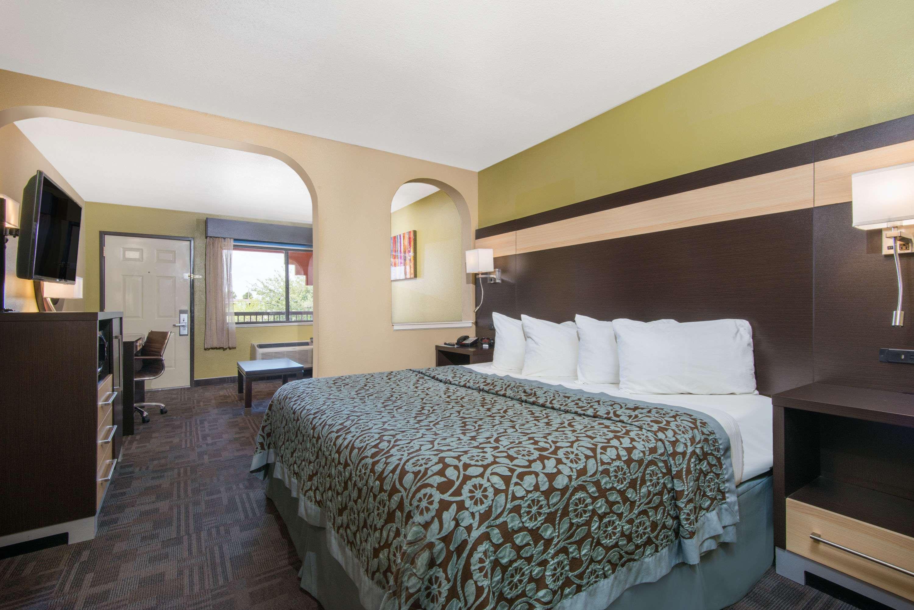 Days Inn By Wyndham Carlsbad Buitenkant foto