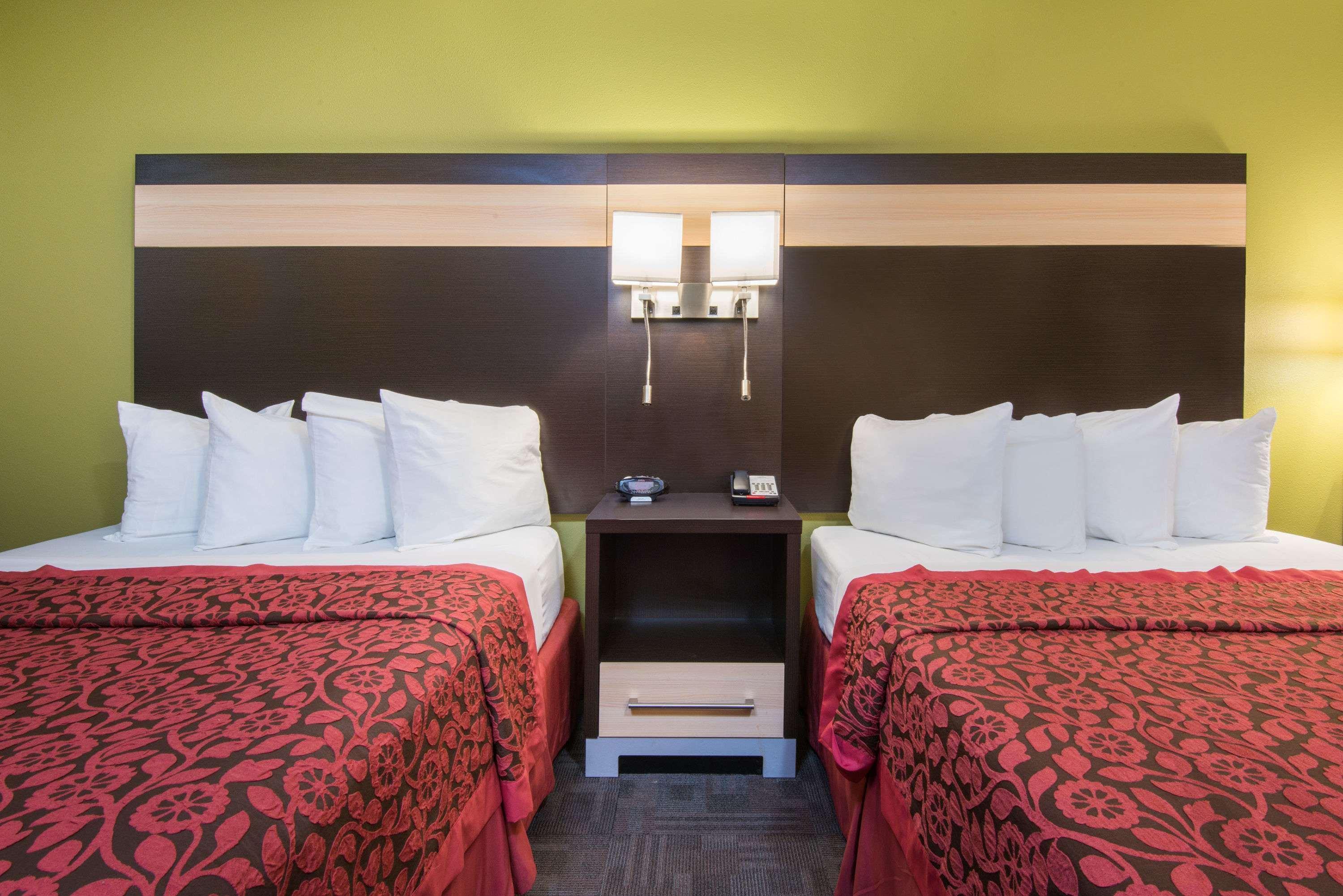 Days Inn By Wyndham Carlsbad Buitenkant foto