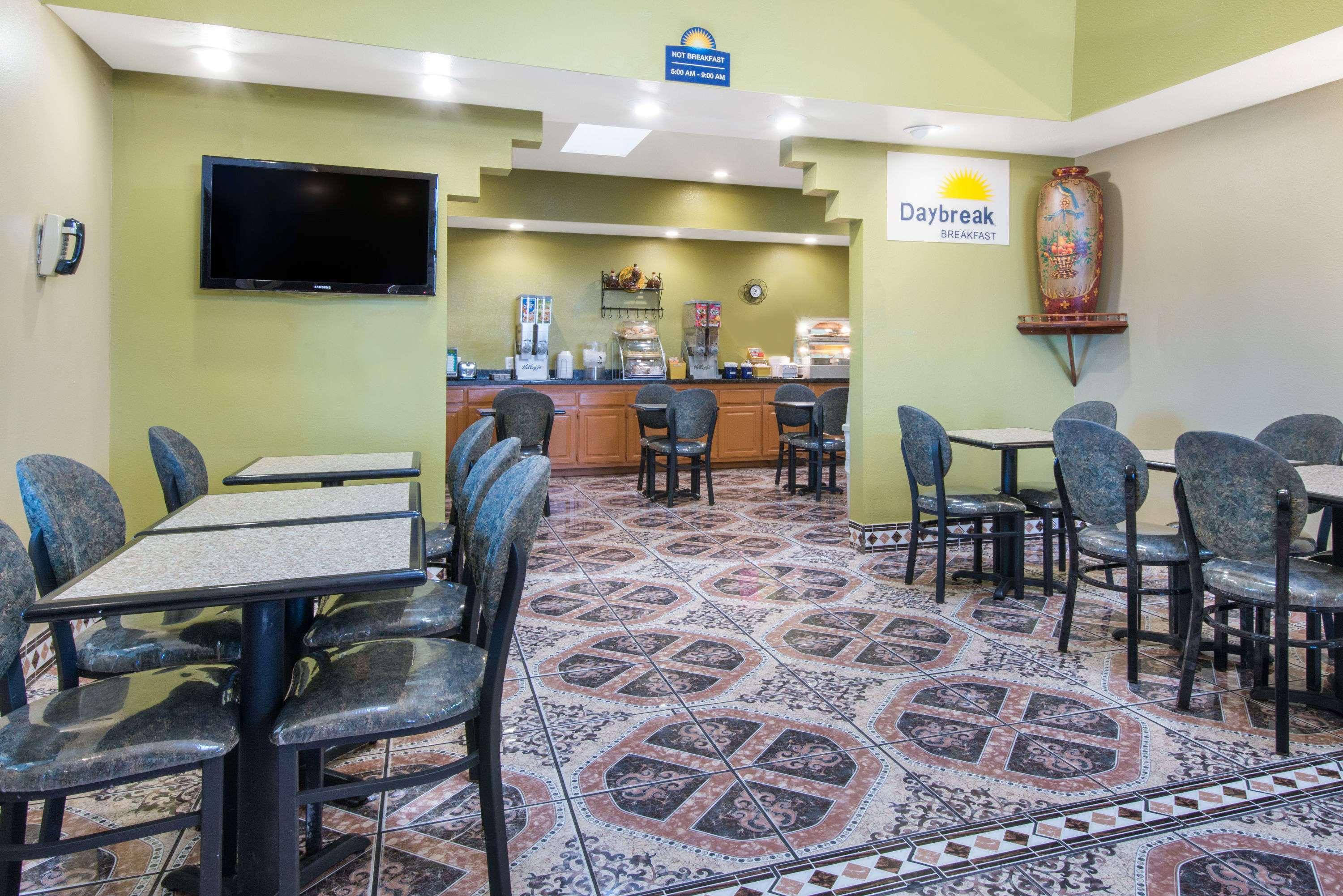 Days Inn By Wyndham Carlsbad Buitenkant foto