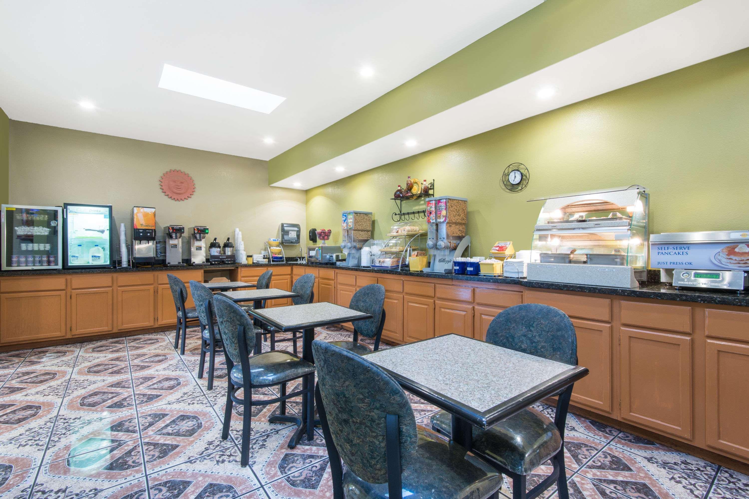 Days Inn By Wyndham Carlsbad Buitenkant foto