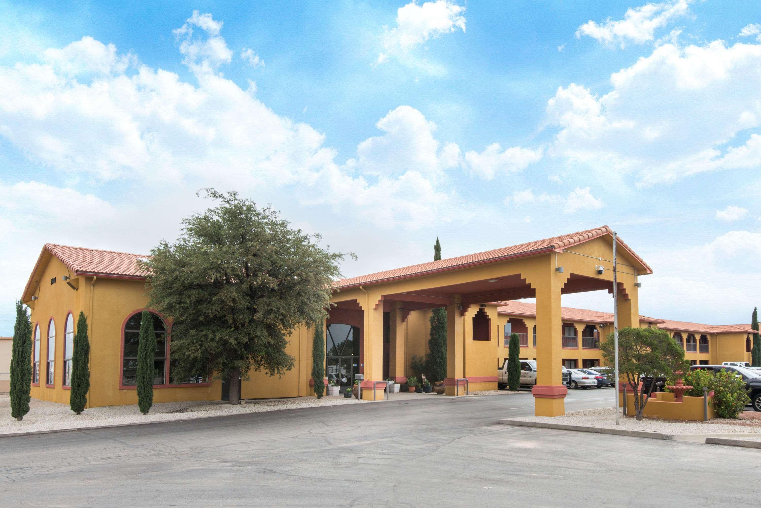 Days Inn By Wyndham Carlsbad Buitenkant foto