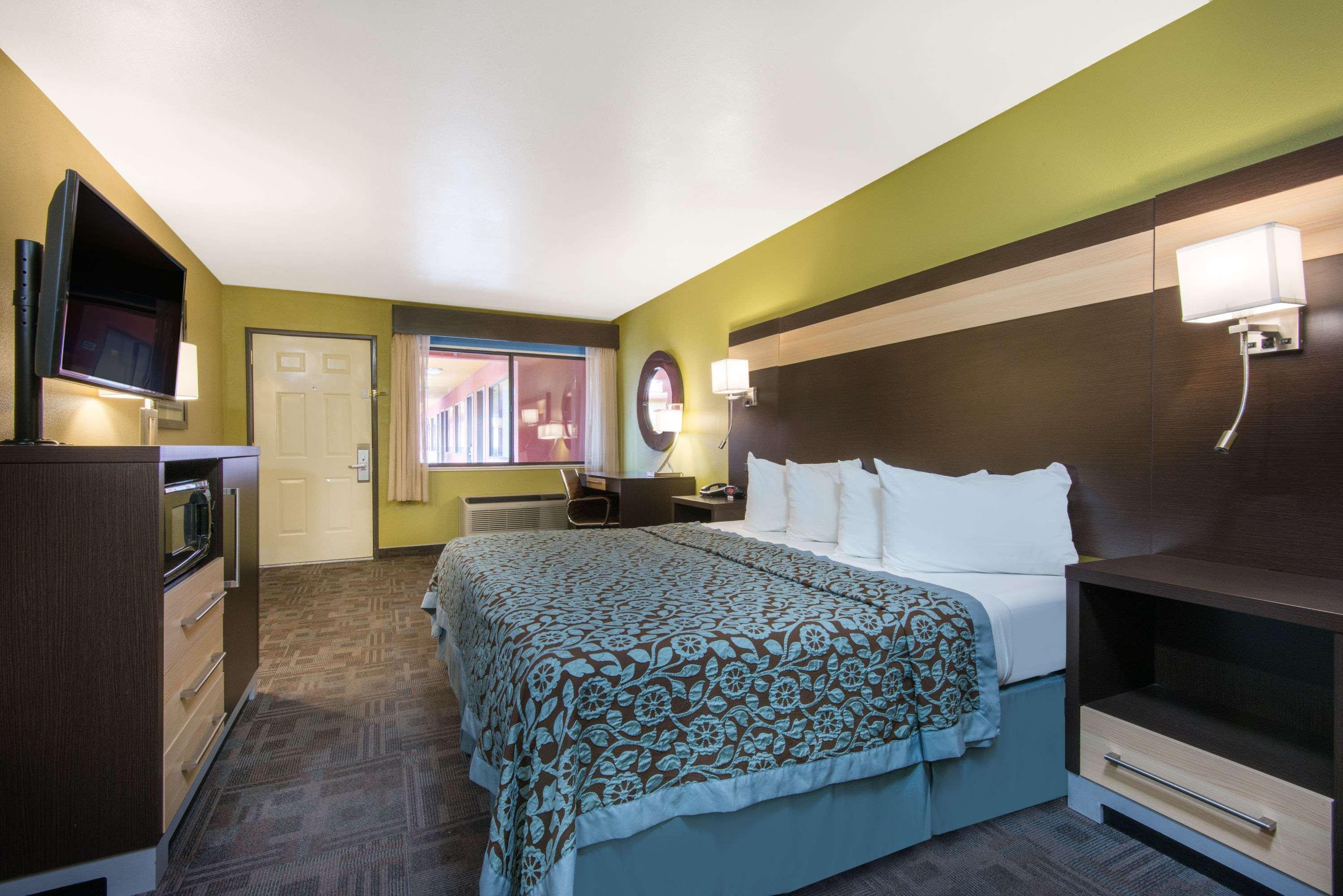 Days Inn By Wyndham Carlsbad Buitenkant foto