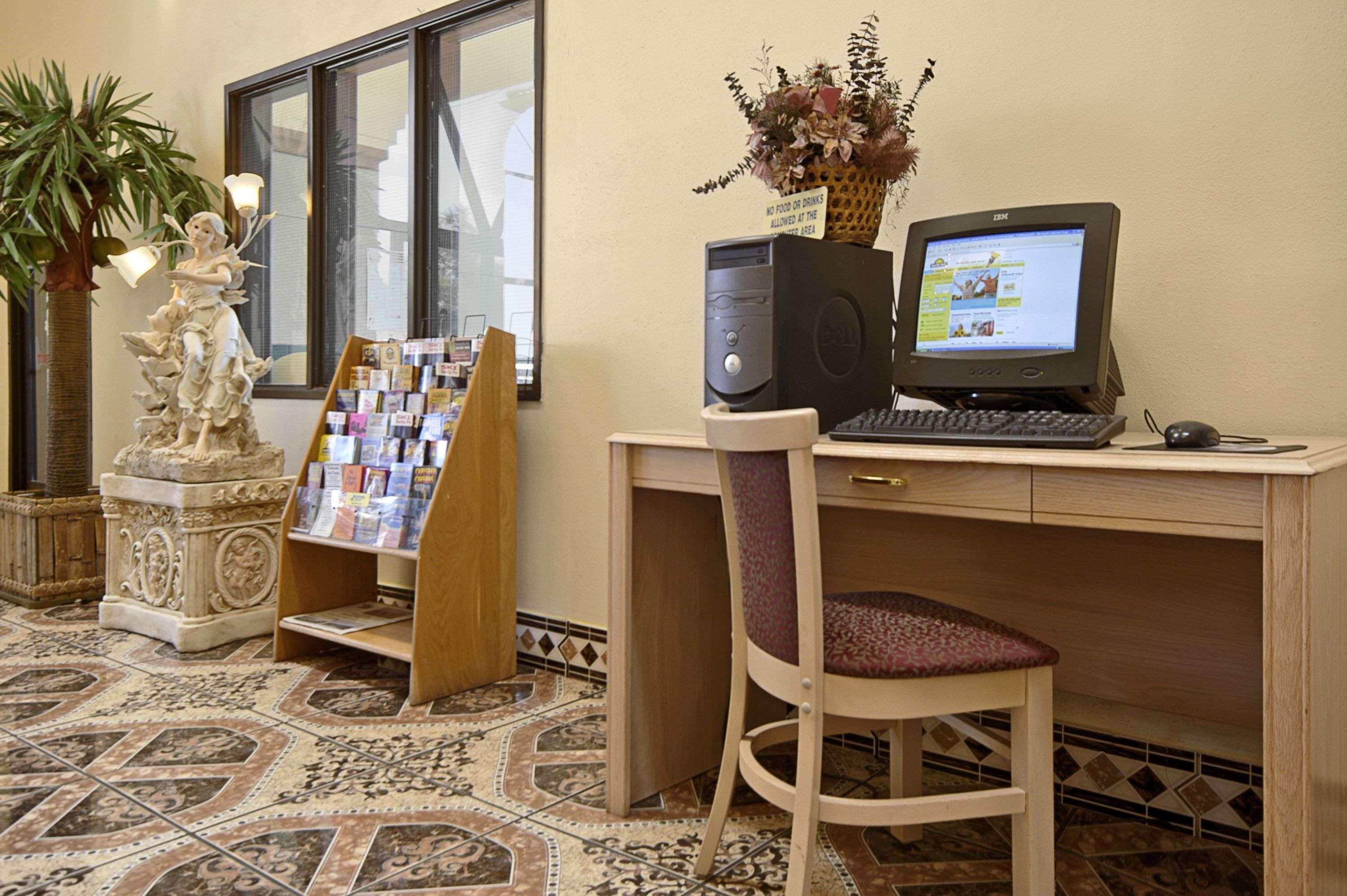 Days Inn By Wyndham Carlsbad Buitenkant foto