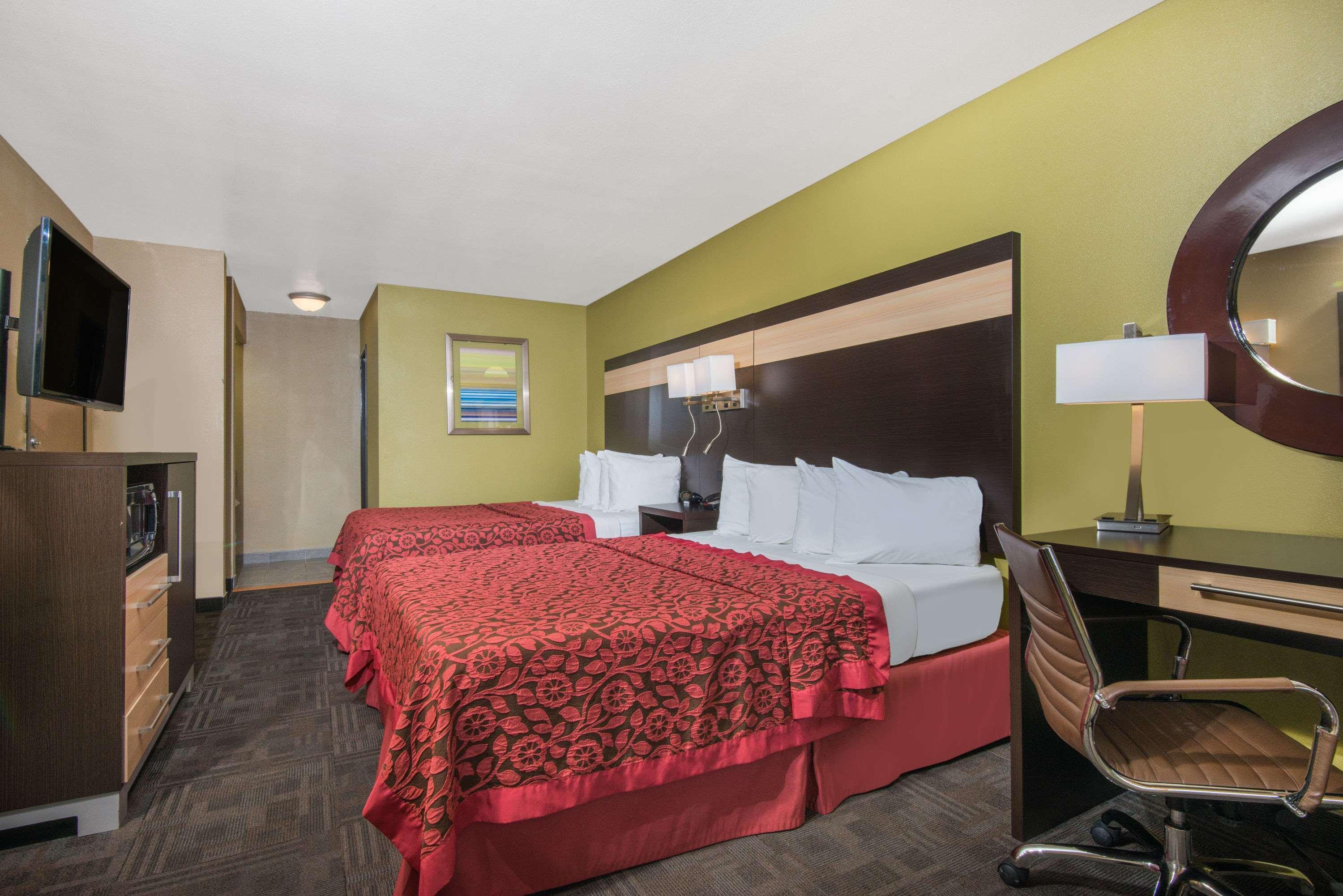 Days Inn By Wyndham Carlsbad Buitenkant foto