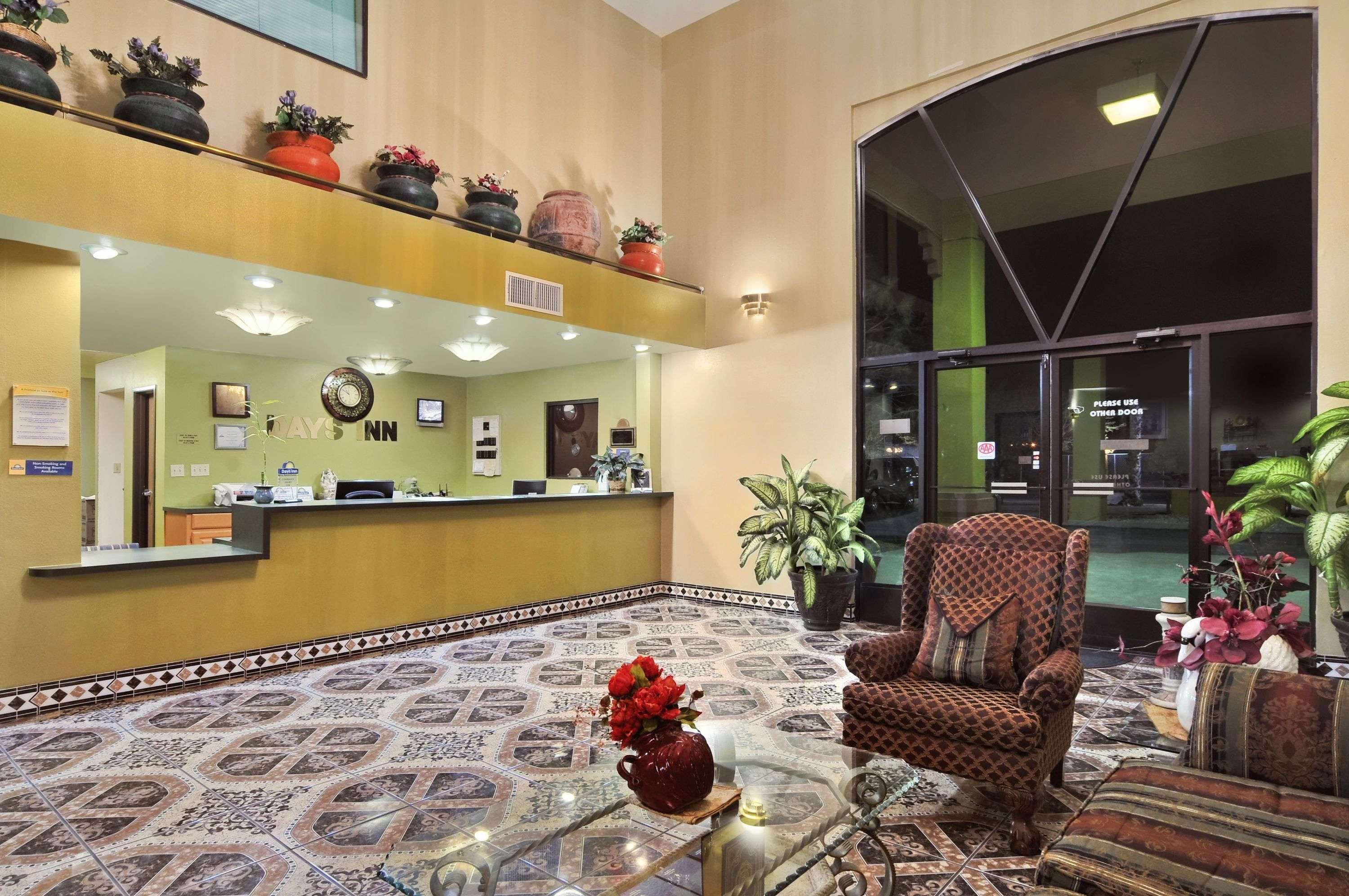 Days Inn By Wyndham Carlsbad Buitenkant foto