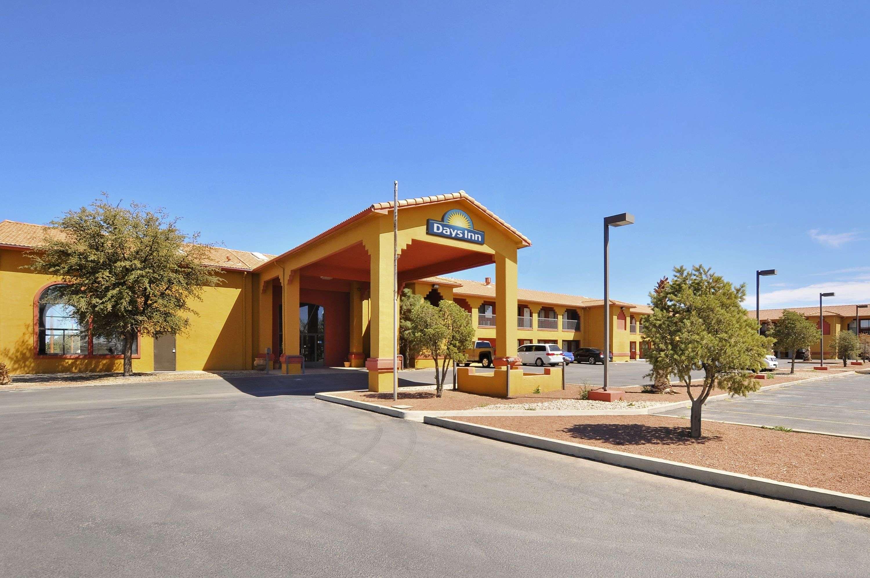 Days Inn By Wyndham Carlsbad Buitenkant foto
