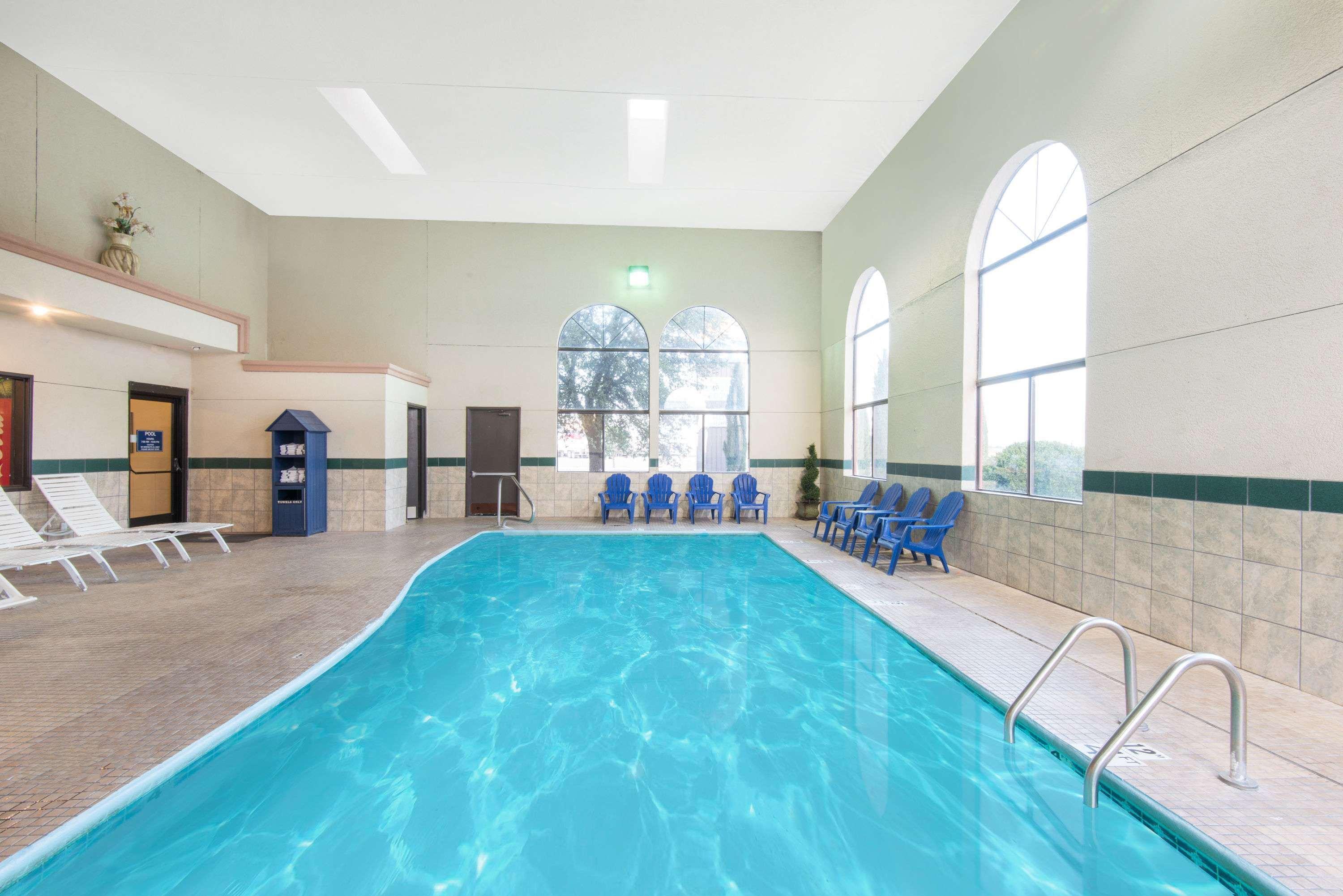 Days Inn By Wyndham Carlsbad Buitenkant foto