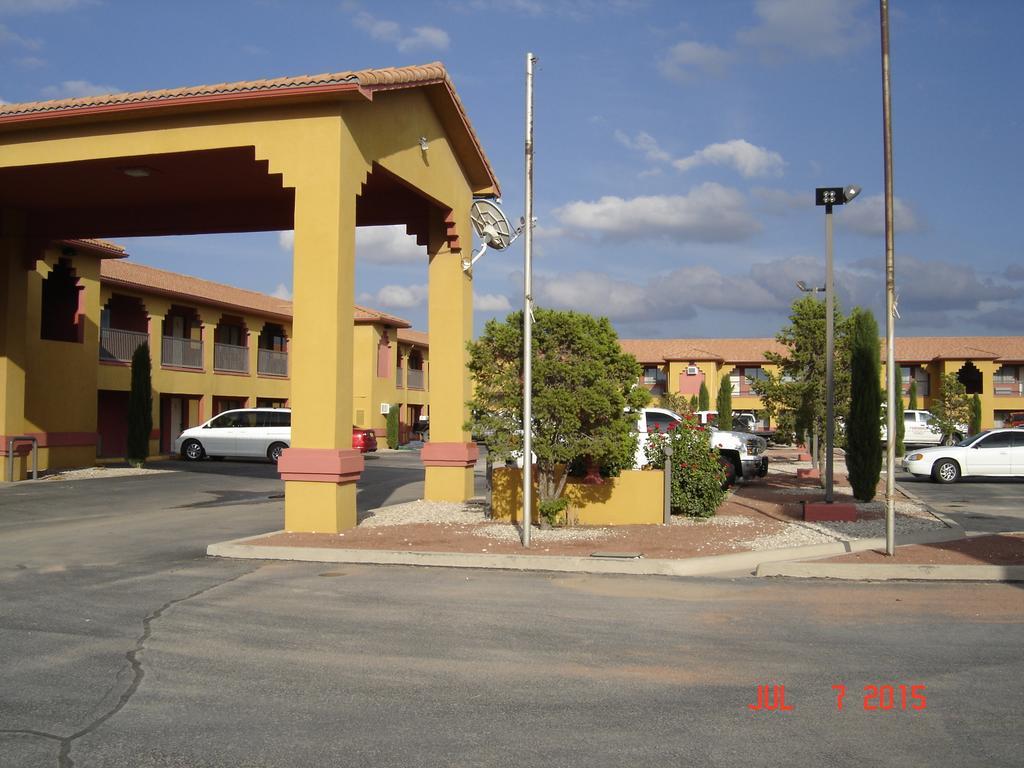 Days Inn By Wyndham Carlsbad Buitenkant foto