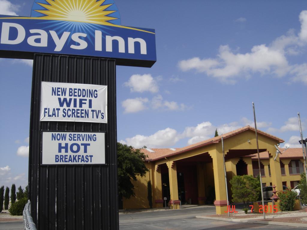 Days Inn By Wyndham Carlsbad Buitenkant foto