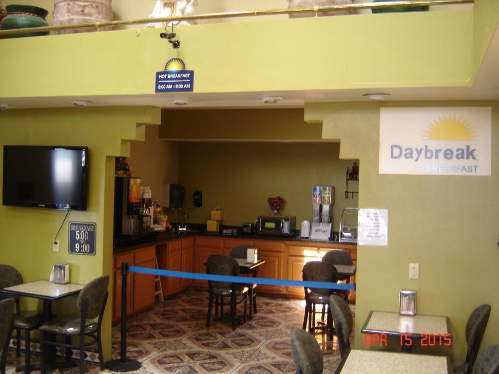 Days Inn By Wyndham Carlsbad Buitenkant foto