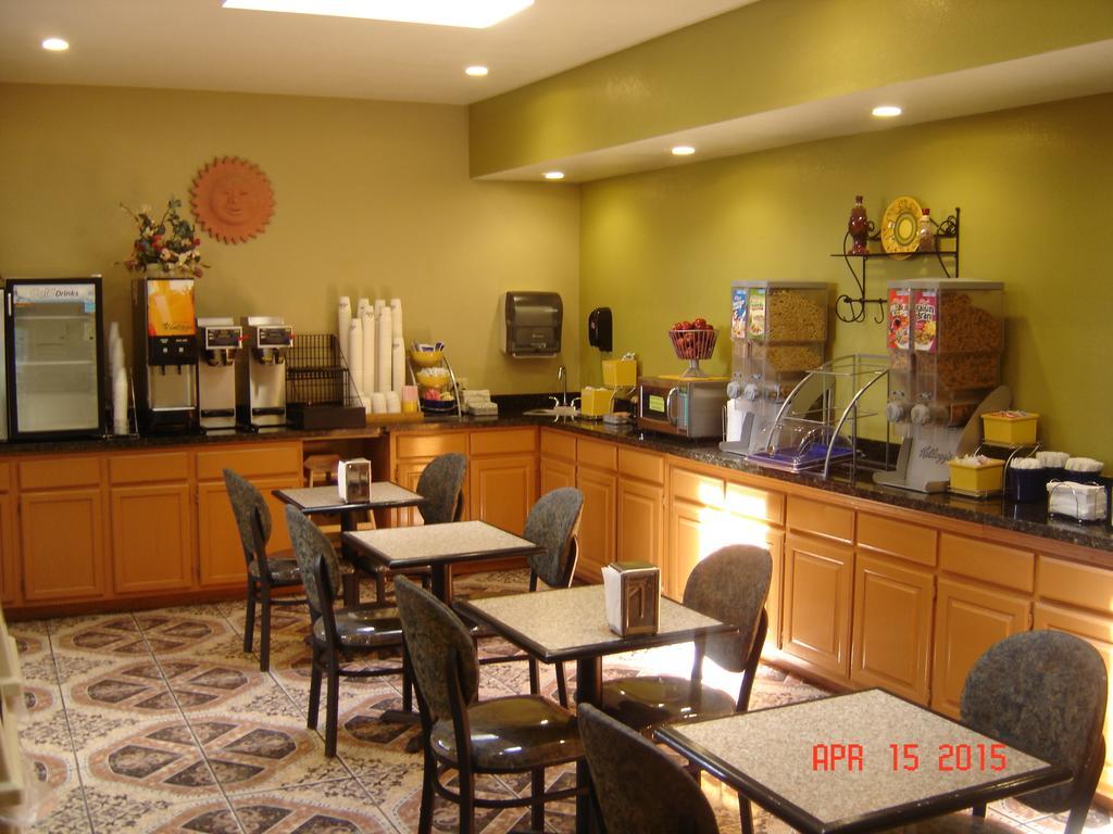 Days Inn By Wyndham Carlsbad Buitenkant foto