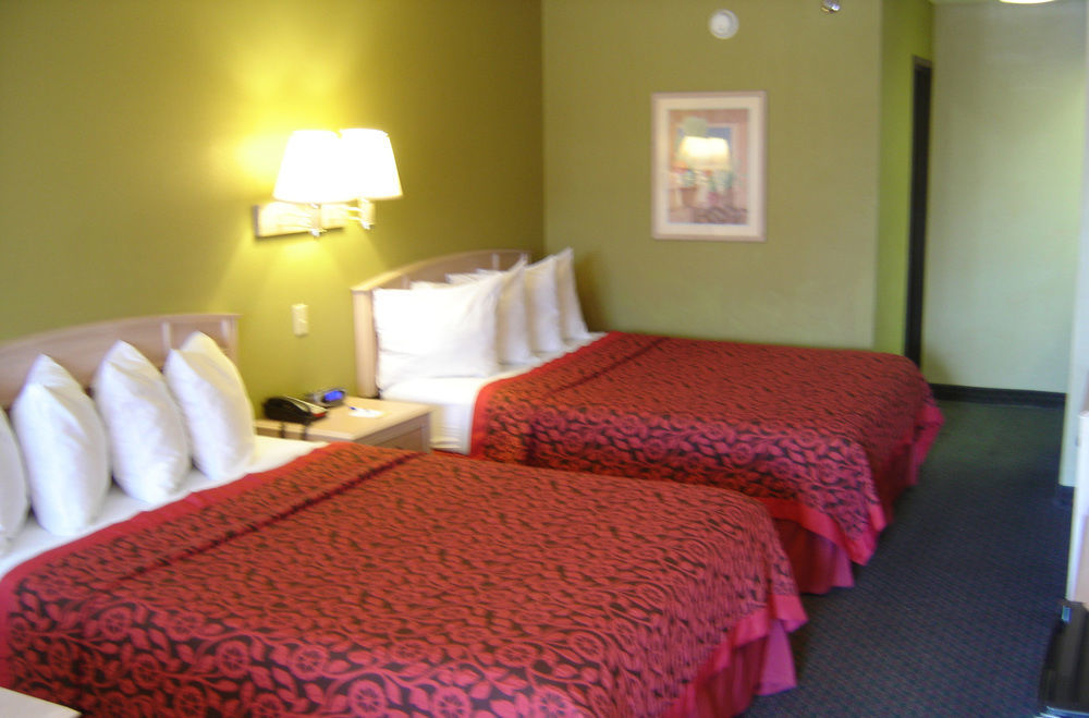 Days Inn By Wyndham Carlsbad Buitenkant foto
