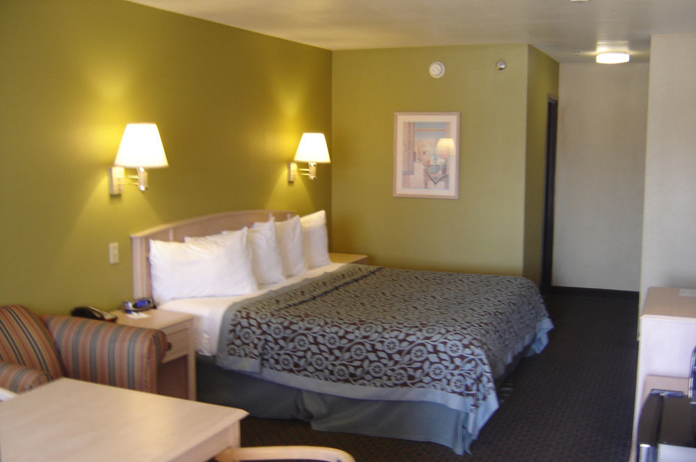 Days Inn By Wyndham Carlsbad Buitenkant foto