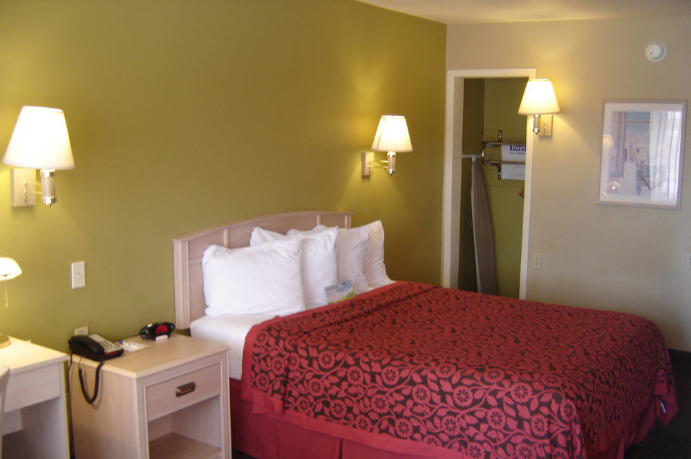 Days Inn By Wyndham Carlsbad Buitenkant foto