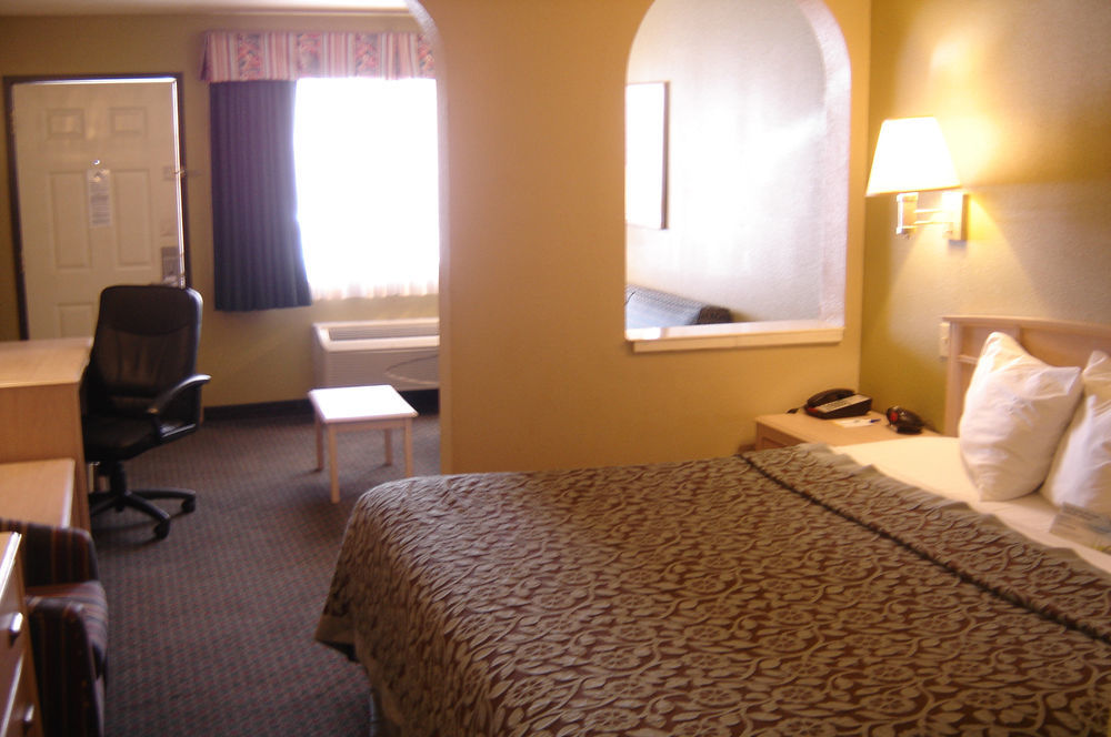 Days Inn By Wyndham Carlsbad Buitenkant foto