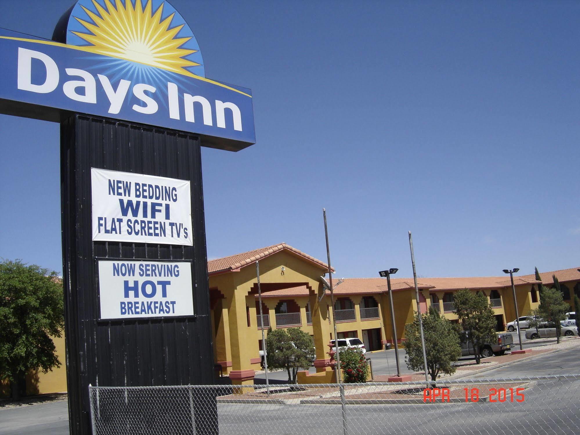 Days Inn By Wyndham Carlsbad Buitenkant foto