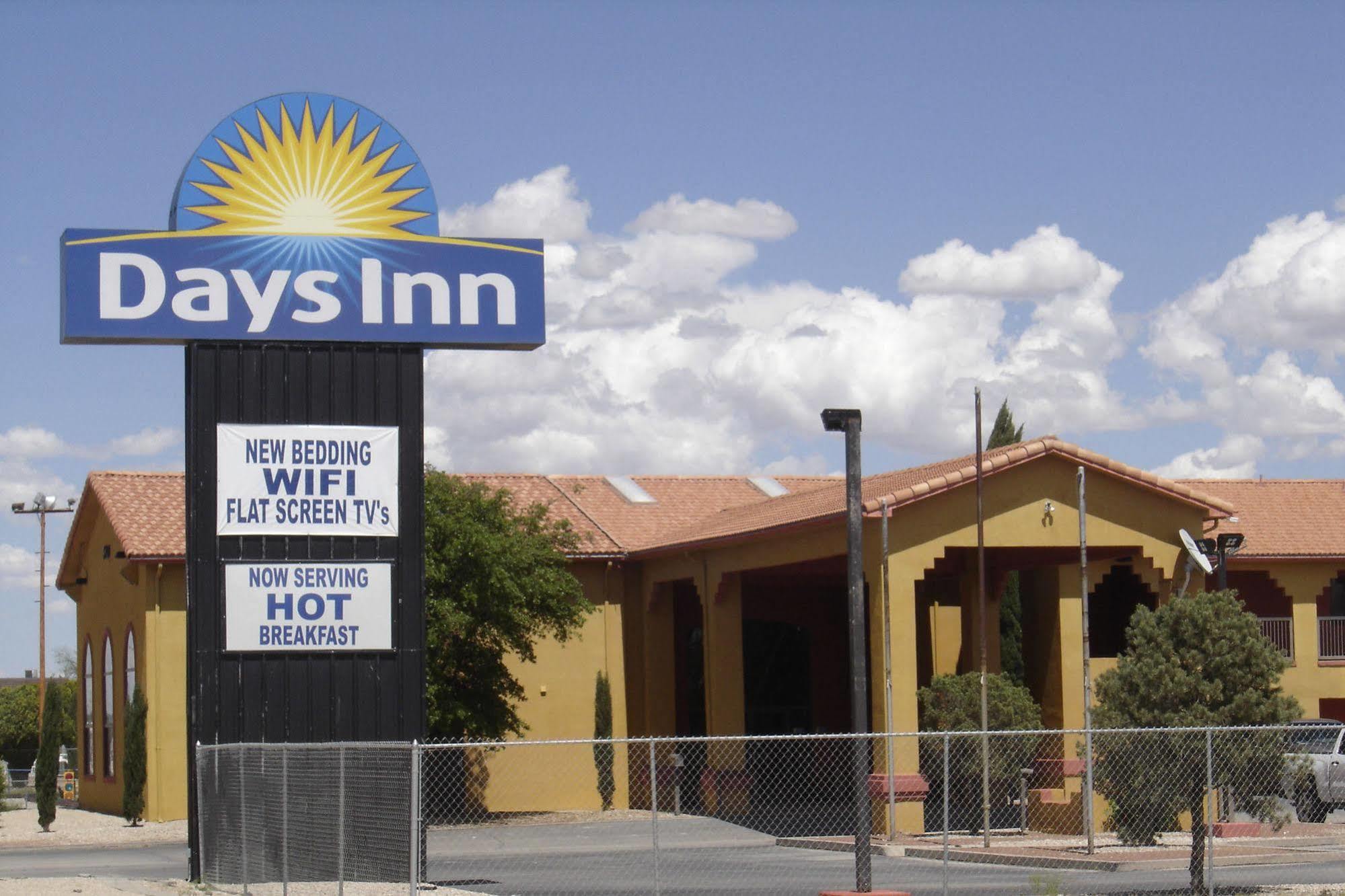 Days Inn By Wyndham Carlsbad Buitenkant foto