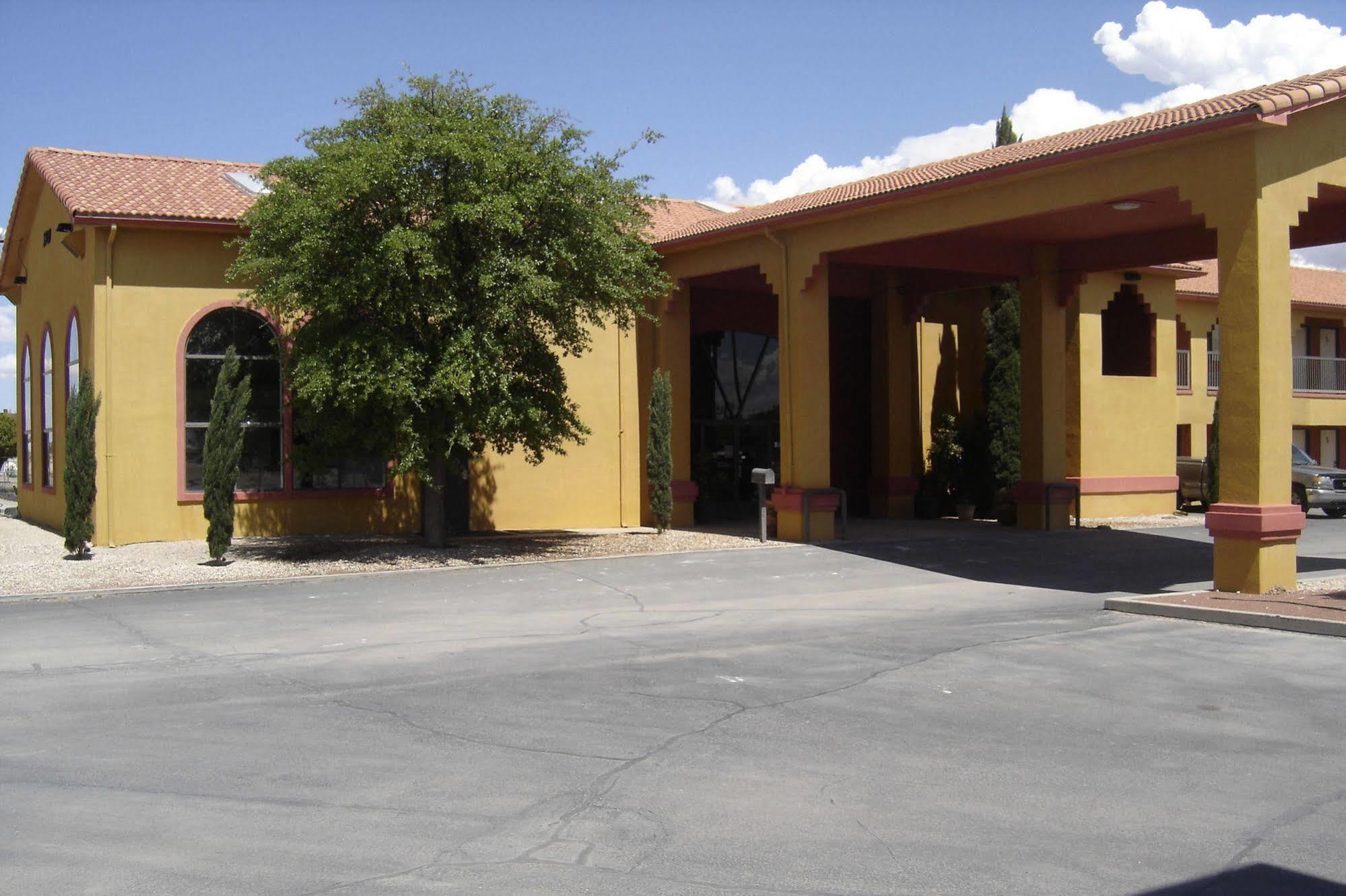 Days Inn By Wyndham Carlsbad Buitenkant foto