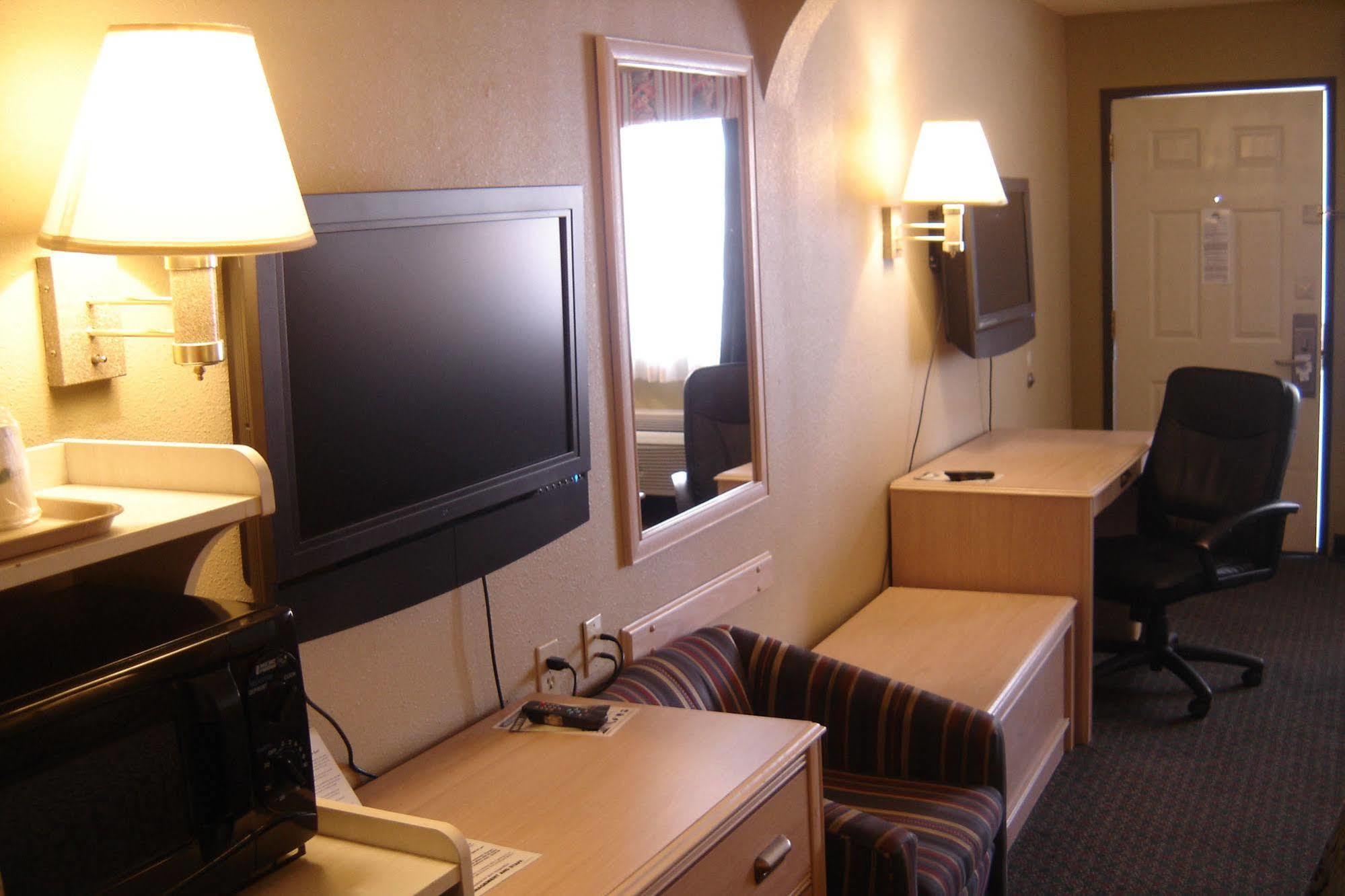 Days Inn By Wyndham Carlsbad Buitenkant foto