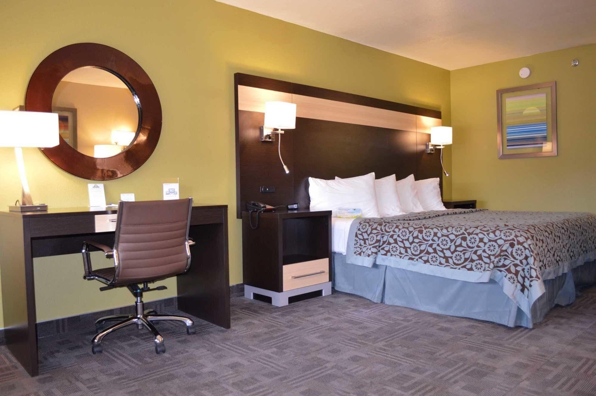 Days Inn By Wyndham Carlsbad Buitenkant foto