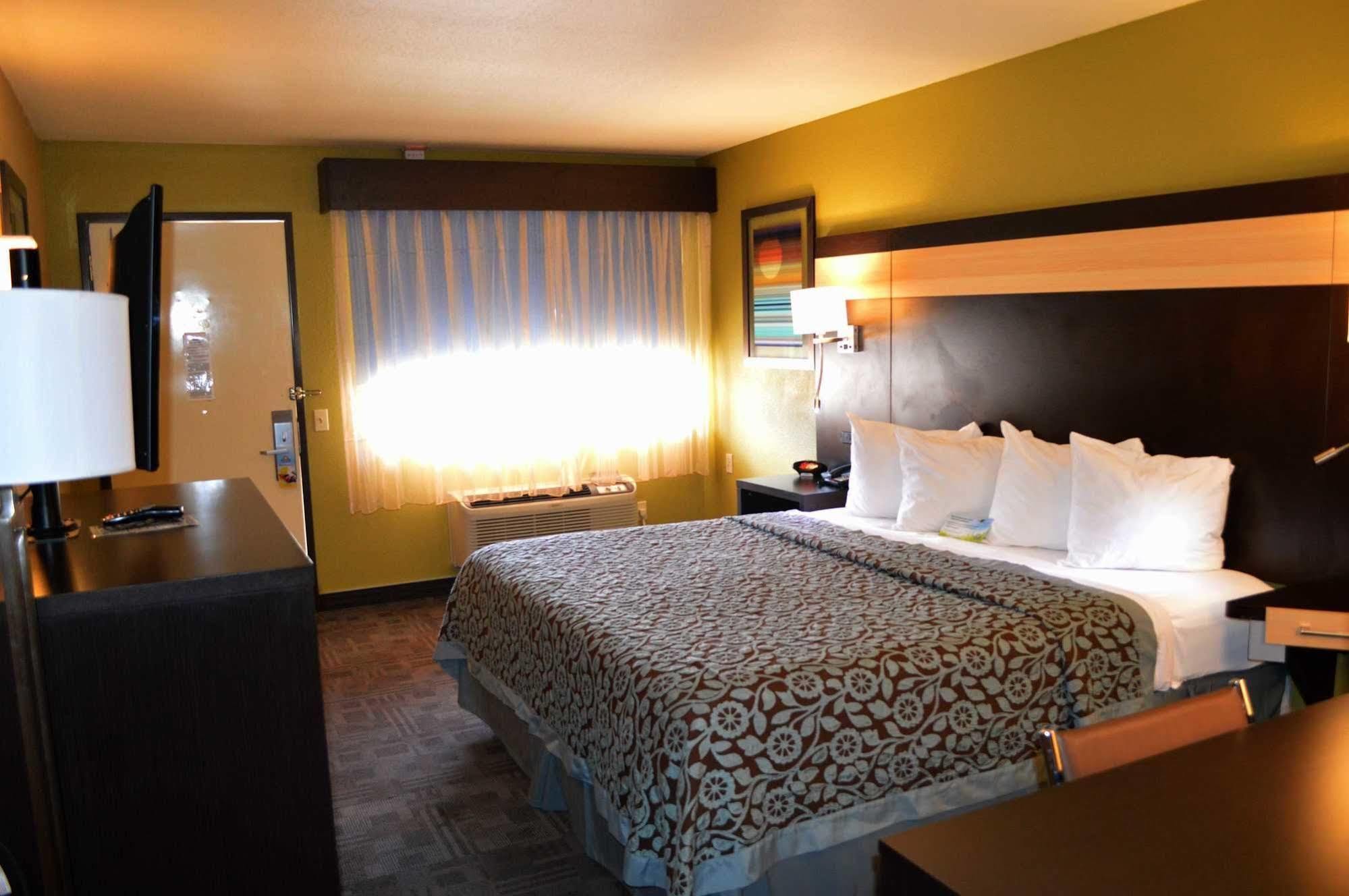 Days Inn By Wyndham Carlsbad Buitenkant foto