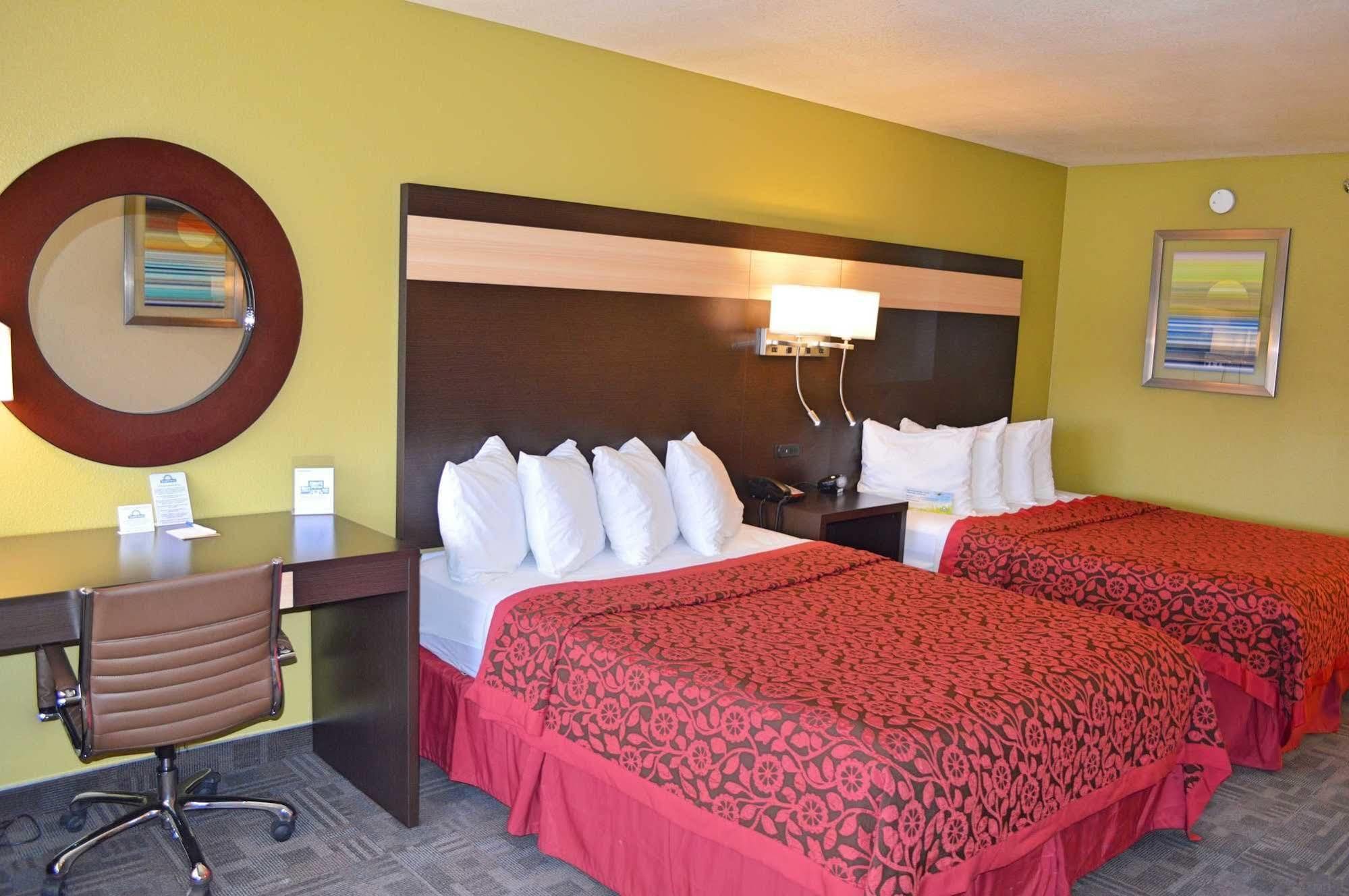 Days Inn By Wyndham Carlsbad Buitenkant foto