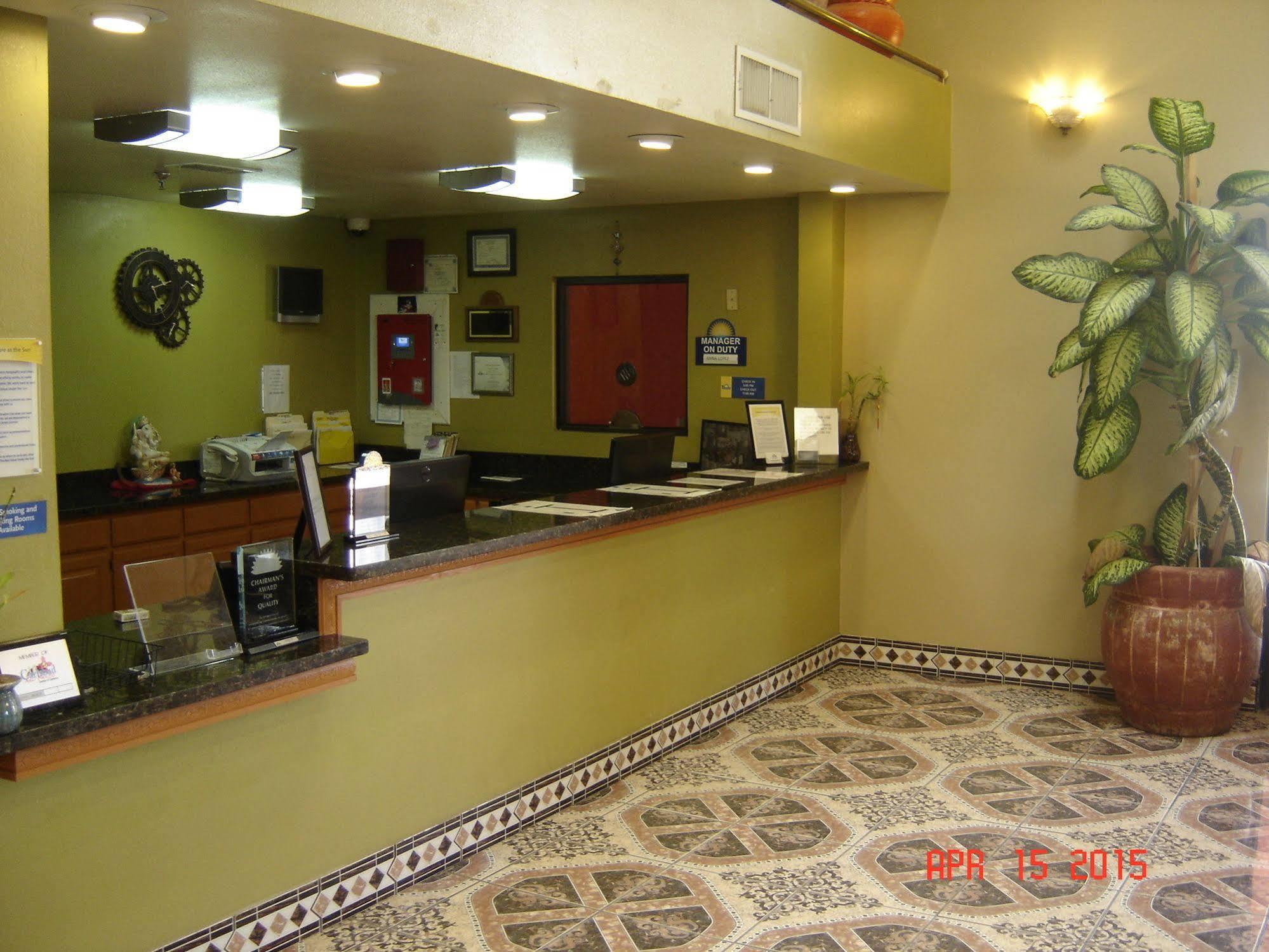 Days Inn By Wyndham Carlsbad Buitenkant foto