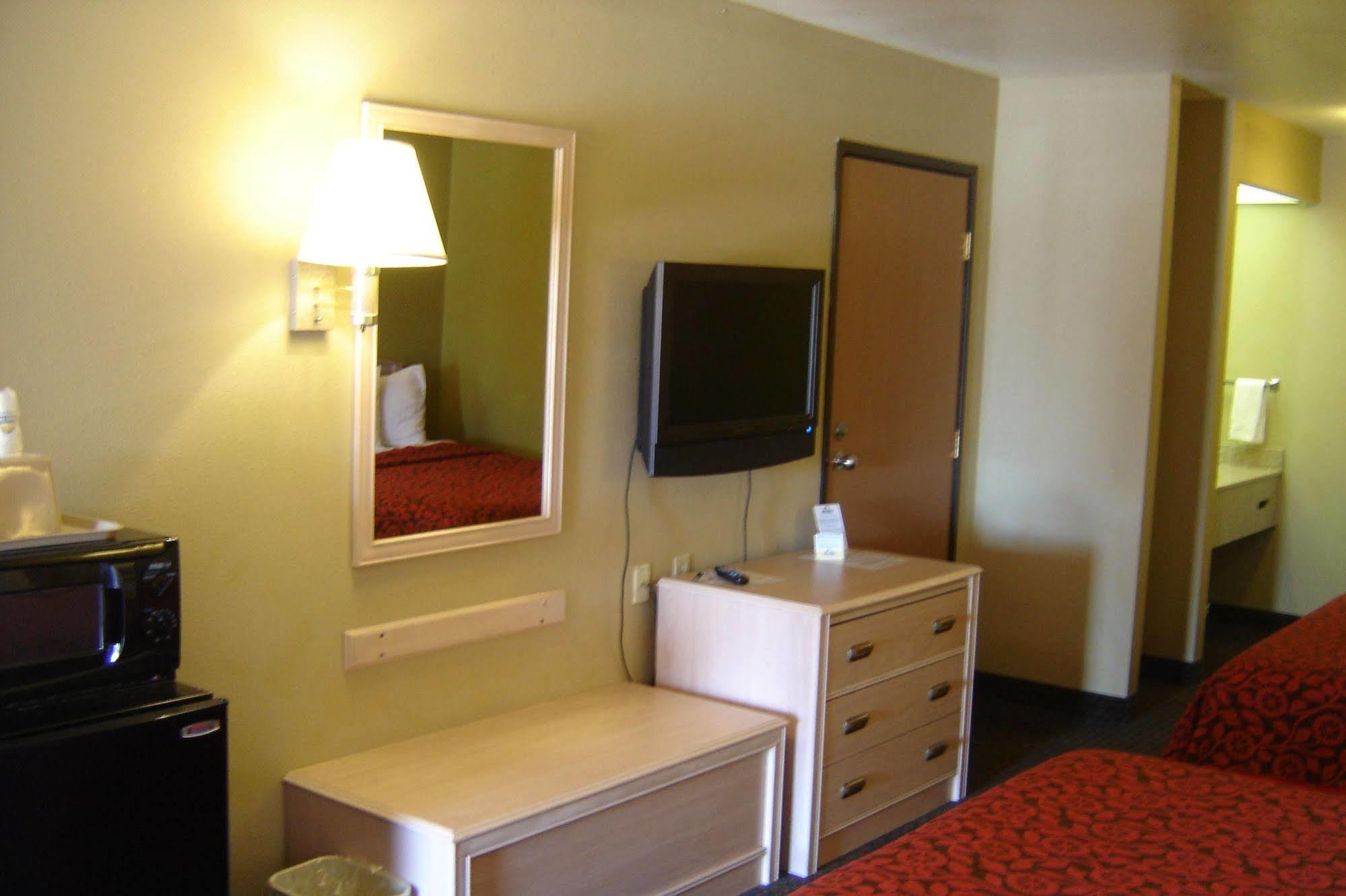 Days Inn By Wyndham Carlsbad Buitenkant foto