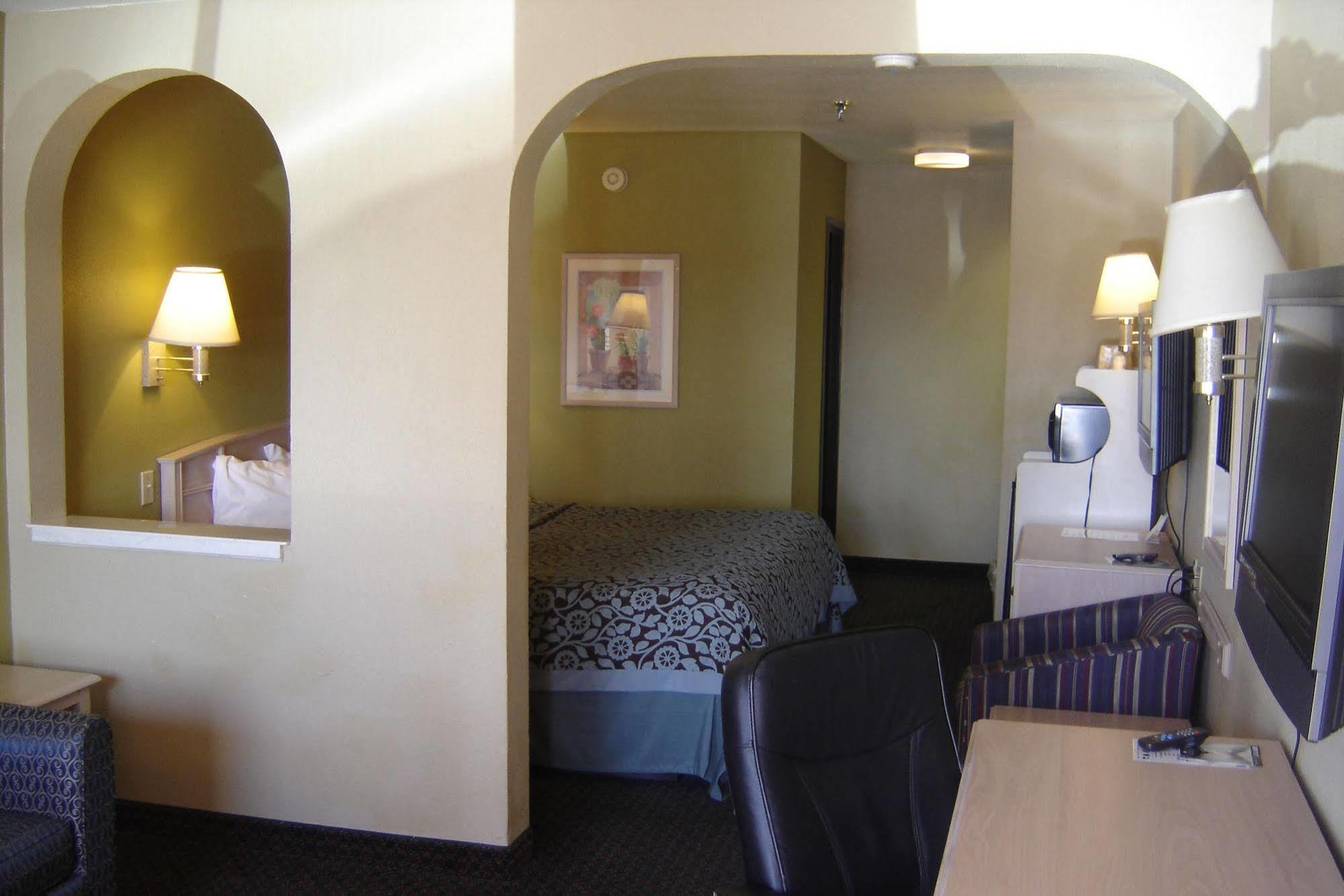 Days Inn By Wyndham Carlsbad Buitenkant foto