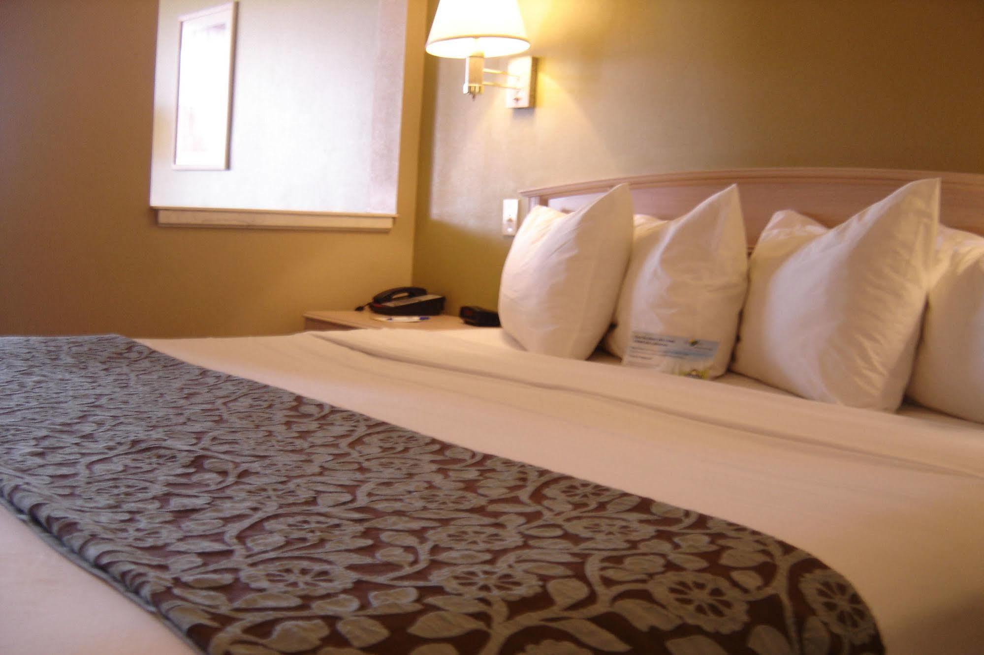Days Inn By Wyndham Carlsbad Buitenkant foto